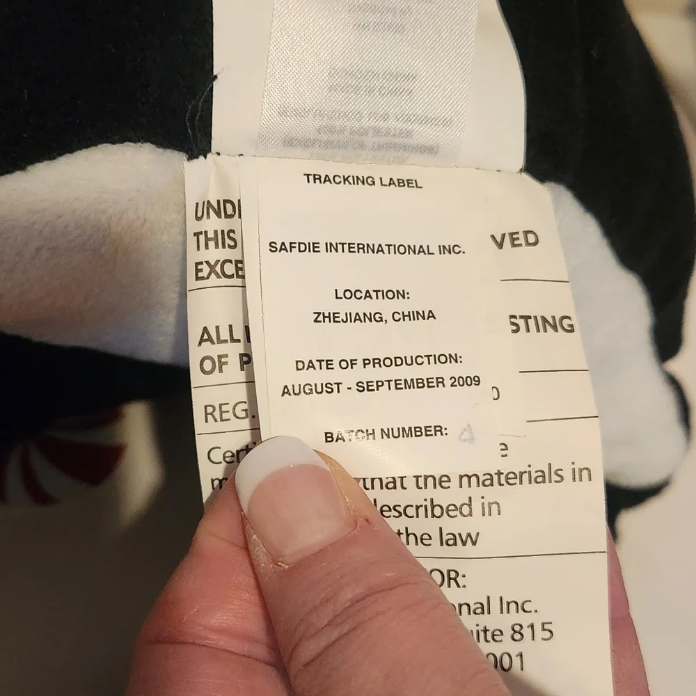 12” Holiday Christmas Penguin Character Hug without Throw Blanket with tags